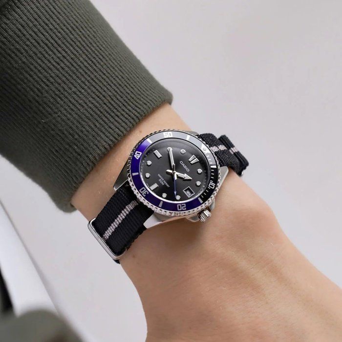 Montre Casio MDV-10C homme noir et bleu bracelet tissu
